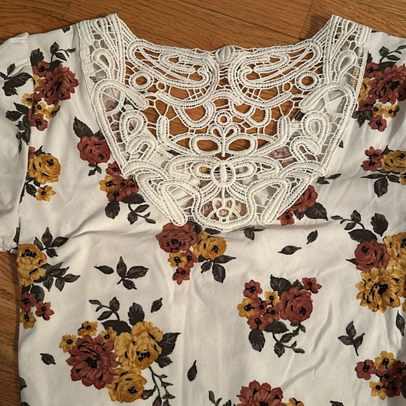 Cute Floral Top - Picture 5 of 6